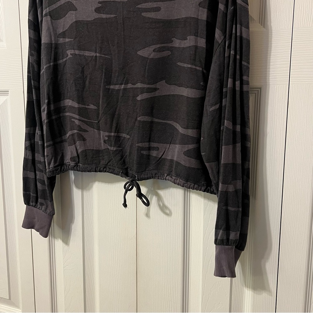 Z Supply Camo Relaxed Pullover sweatshirt in dark grey Size Small - Picture 3 of 8
